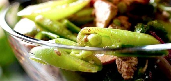 Жареный зеленый горошек с редисом и кешью