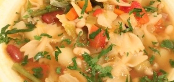 Минестроне с соусом песто по-генуэзски