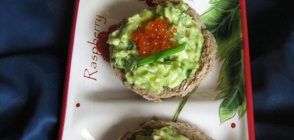 Хлебные тарталетки с авокадно-яичным салатом