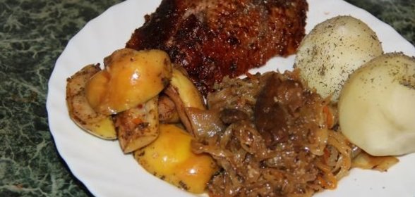 Утка с яблоками и квашеной капустой