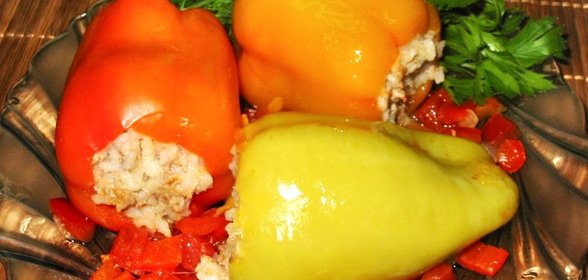 Фаршированный перец на овощной подушке