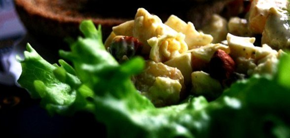 Закуска из ананаса с яйцами и карри