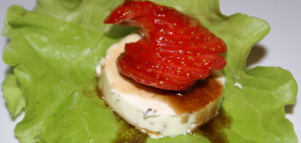 закуска с мягким козьим сыром и клубникой