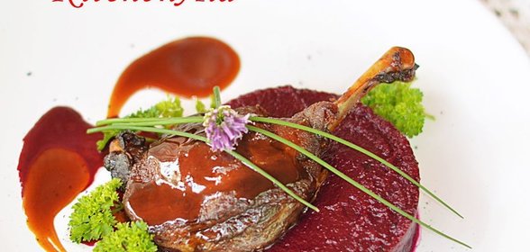 Томленая утиная ножка с пюре из молодой свеклы и клубничным соусом