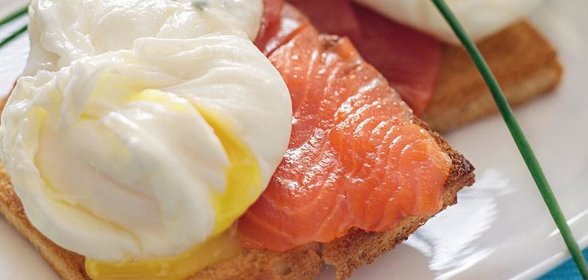 Тосты с лосоcем и яйцом-пашот
