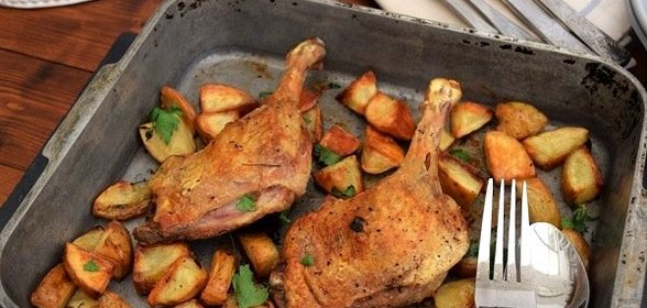 Утка кусочками с картошкой в духовке