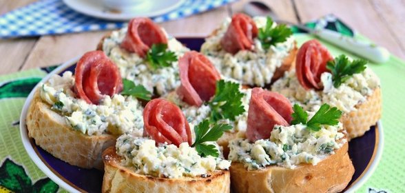 Бутерброды с маслом, плавленным сыром и колбасой