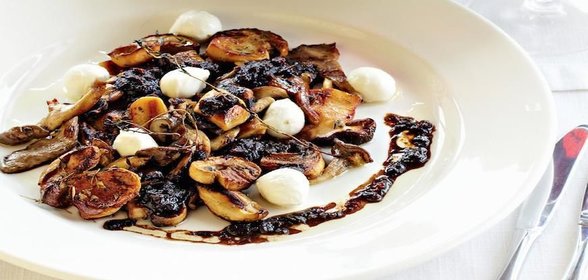 Жареные грибы с моцареллой и соусом конфи