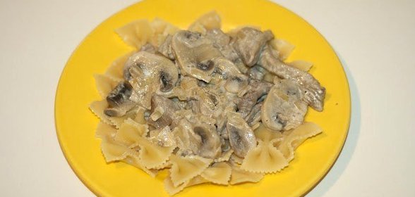 Фарфалле со свининой в грибном соусе