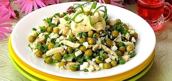 Салат из консервированных кальмаров