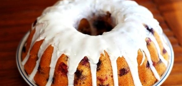 Бисквит с замороженными ягодами