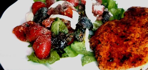 Нежная курочка по-итальянски с чесночной гренкой под пикантным салатом