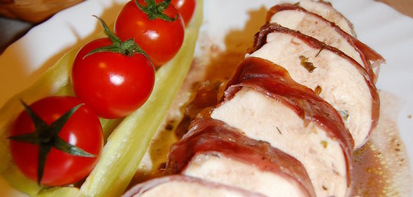 Куриные грудки в пармской ветчине