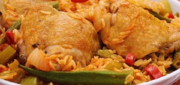 Куриные бедрышки с рисом и овощами