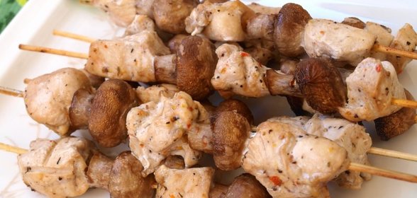 Шашлык из курицы с шампиньонами на шпажках