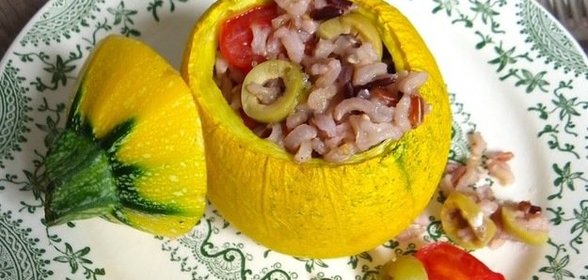 Круглые цукини, фаршированные коричневым рисом