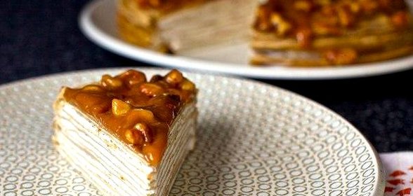 Блинный торт с бананом и ореховой глазурью