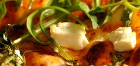 Пицца из лаваша с зеленью, горгонзолой и жареным миндалем