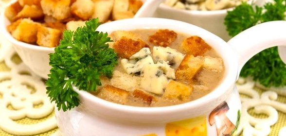 Суп с грибами, сухариками и сыром с благородной плесенью