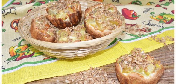 Слойки заливные с картофелем и сливами