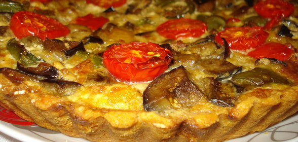 Баклажанный тарт с перцем и моцареллой