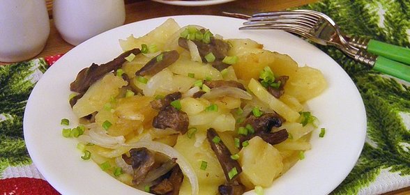 Картошка с шампиньонами на сковороде