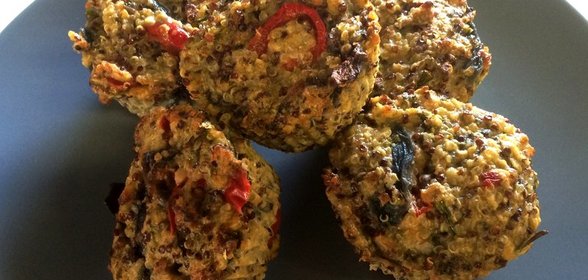 Овощные маффины из киноа с копченым лососем