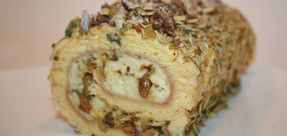 Рулет с ванильным кремом и тыквенными семечками