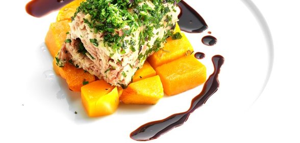 Кролик с зеленым луком и чесночной тыквой
