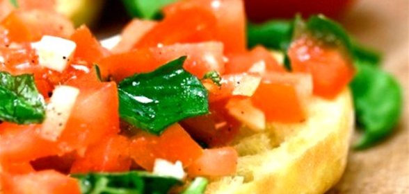 Брускетта с помидорами и зеленым базиликом