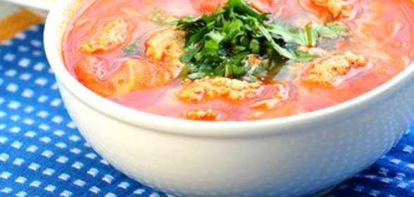 Суп из баранины с горохом, фрикадельками и томатом