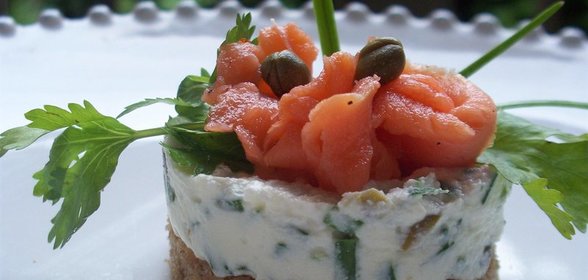 Канапе с лососем и козьим сыром