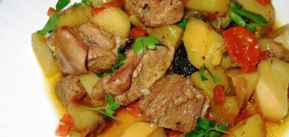 Жаркое из индейки в горшочках