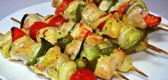 Курица в духовке с овощами на шпажках