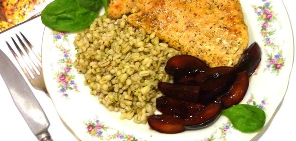 Нежная курица с чесноком и травами,с пикантной перловкой и карамелизированными сливами