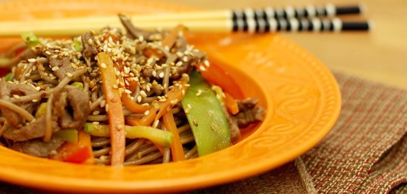 Гречневая лапша с говядиной и соусом тарияки. Тест драйв с окраиной