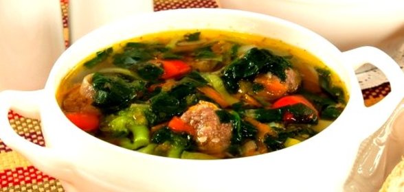 Суп с фрикадельками и шпинатом