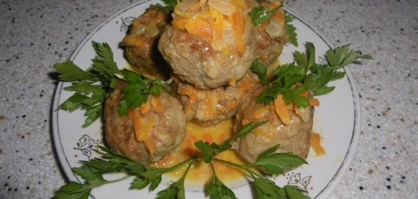 Тефтели с рисом в сметанном соусе