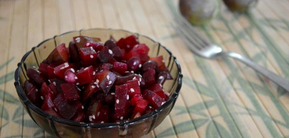 Свекольный салат со свежими сливами