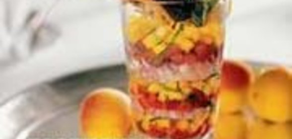 Коктейль из абрикосов, помидоров и речных раков