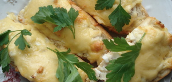 Хрустящие лодочки с копченой рыбой и яблоком