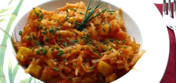 Купуста тушёная с картофелем и томатом