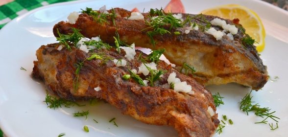 Жареный карп с чесночным соусом