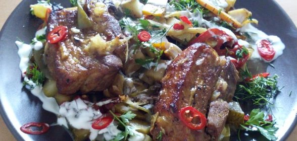 Свиная грудинка, запеченная с сезонными овощами