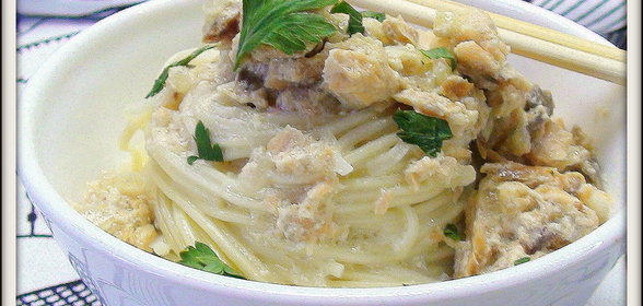 Яичная лапша с соусом из печёной на углях рыбы