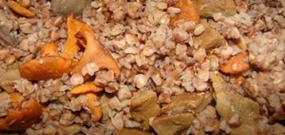 Гречка с печенью и грибами в казане