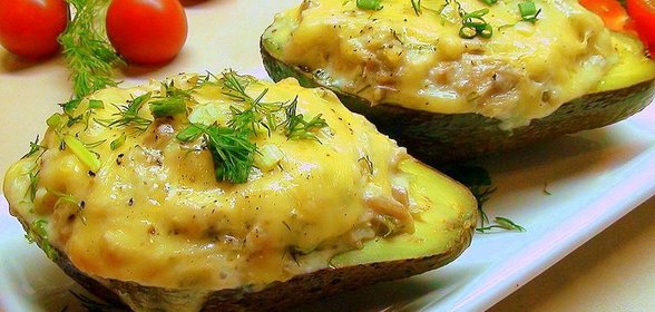 Лодочки авокадо, запеченные с курятиной