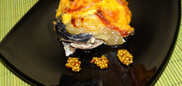 Скумбрия, запеченная с кабачками