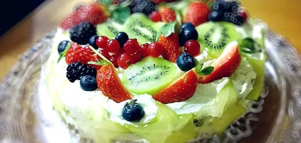 Торт с творожно-сливочным кремом и фруктами