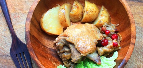 Утка, запеченная с яблоками и молодым картофелем